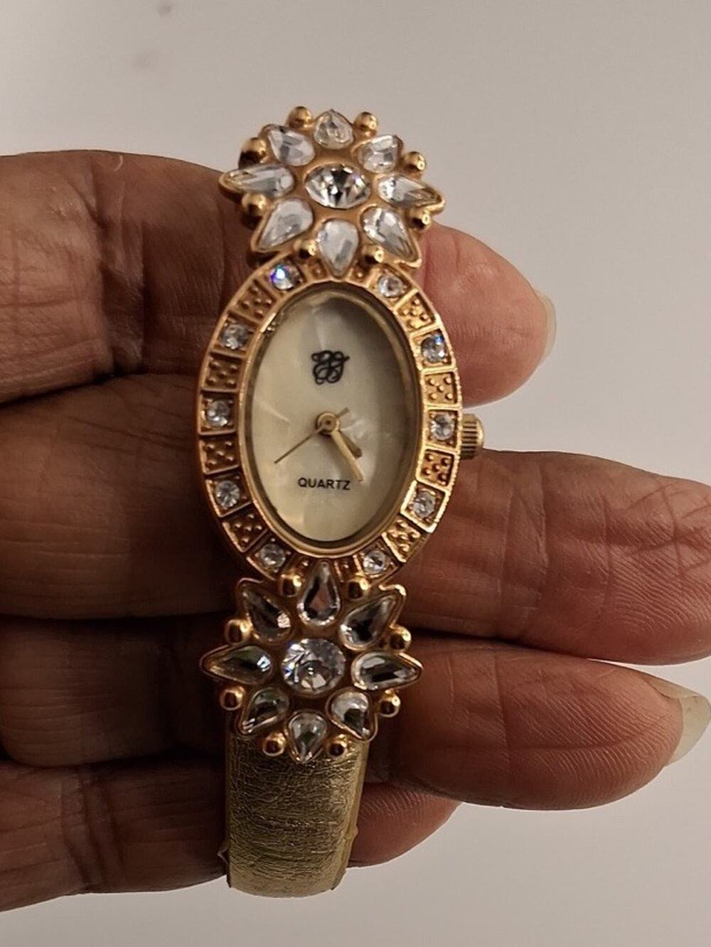 Womens Vintage Gold Tone Oval Quartz Watch Rhinestone Flower Accent Metallic